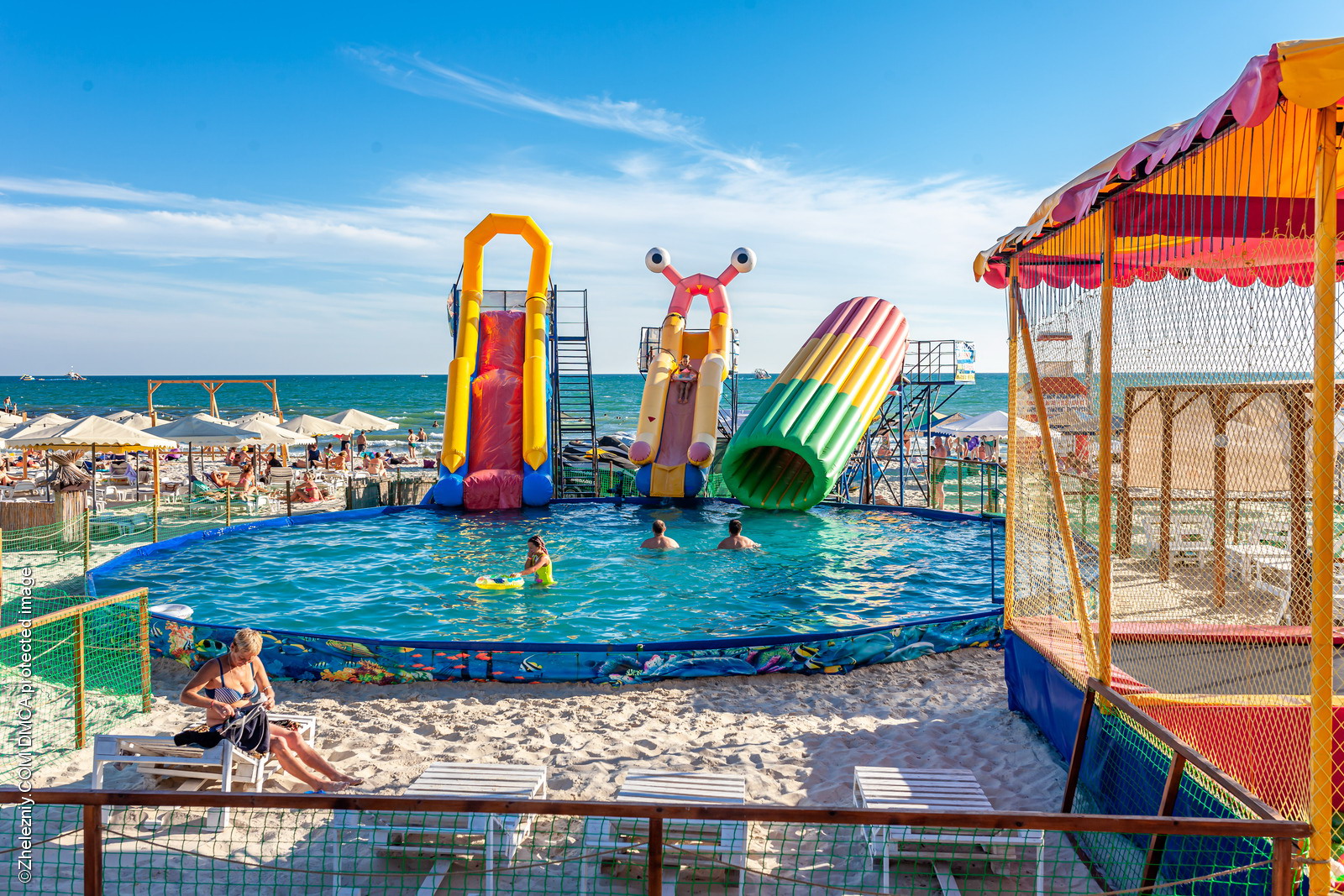 Детские горки и бассейн на пляже Черного моря