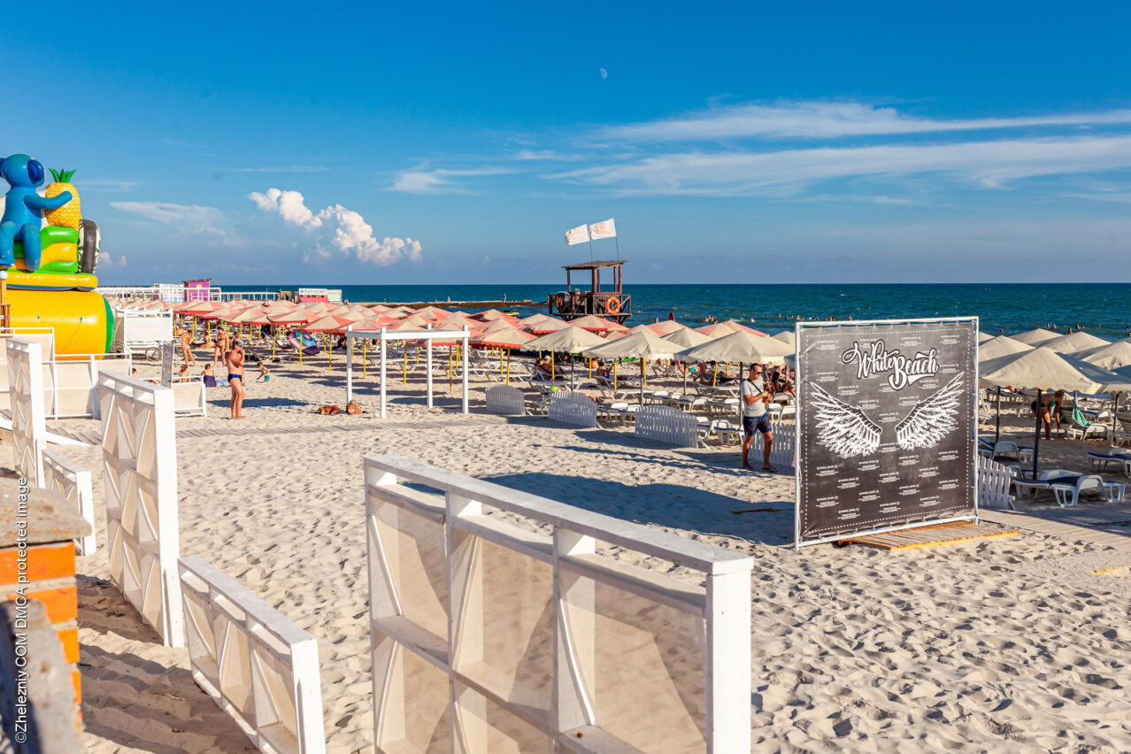 Пляжная зона «White beach» в Железном Порту