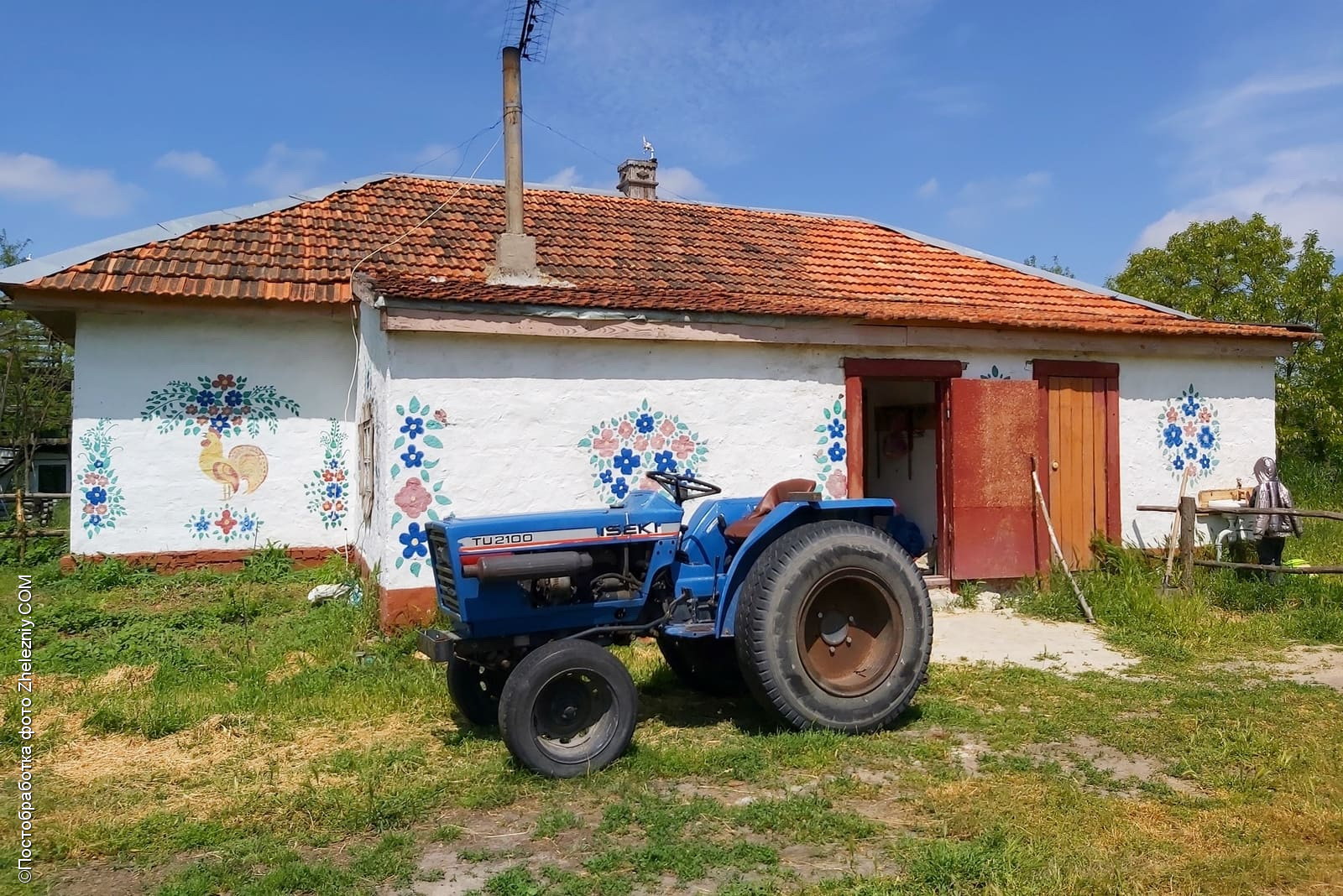 Трактор на фоне украинской хаты