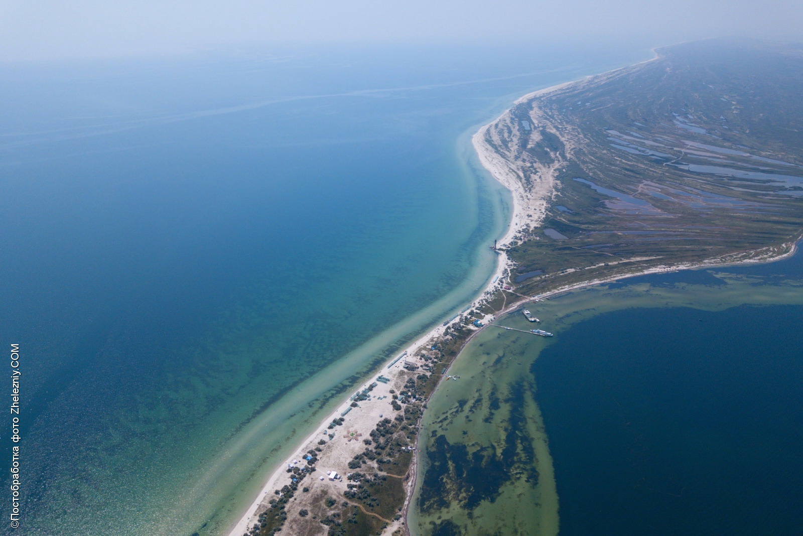 Панорама острова Джарылгач, одноименного залива и Черного моря