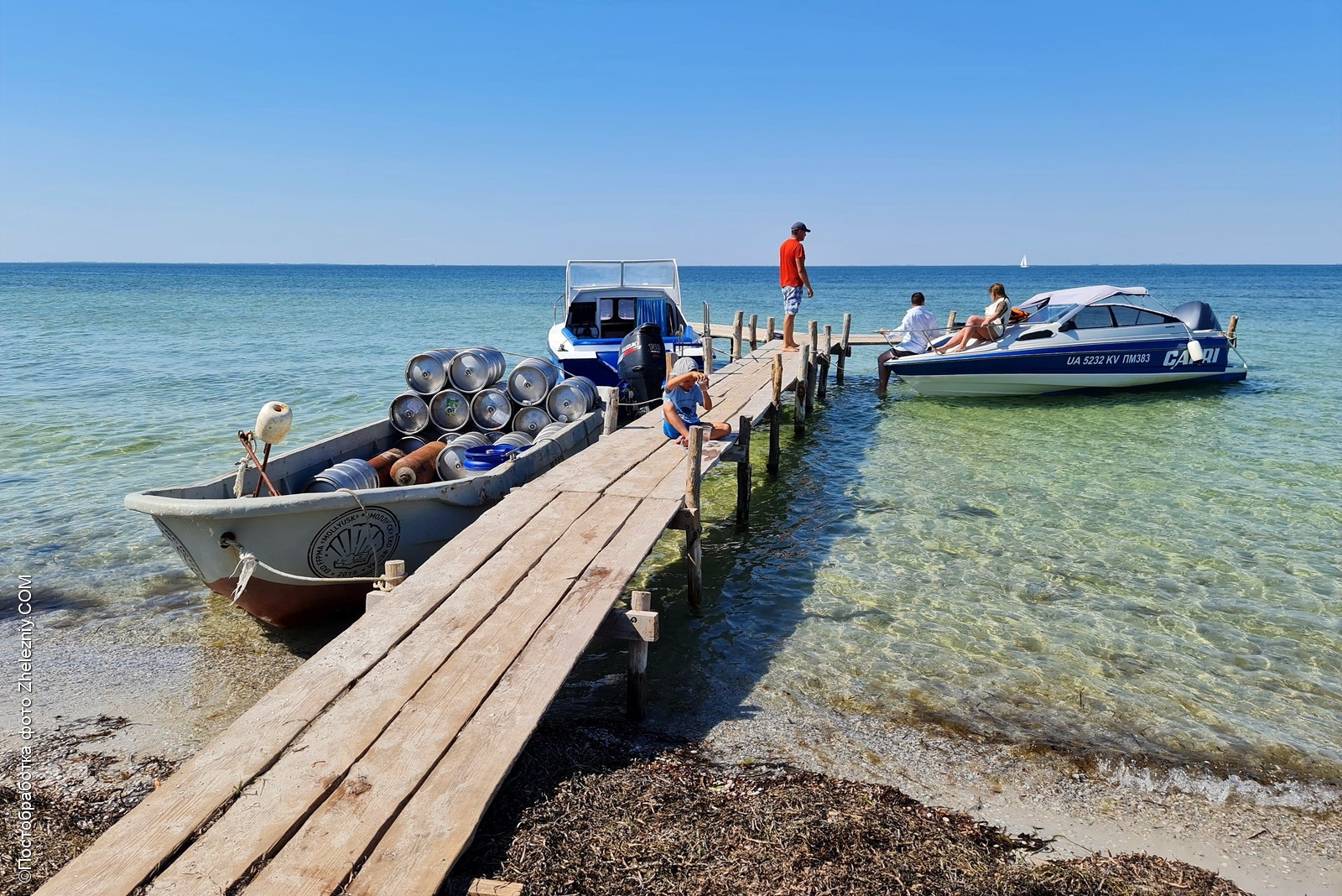 Причал с туристическими катерами на острове Джарылгач