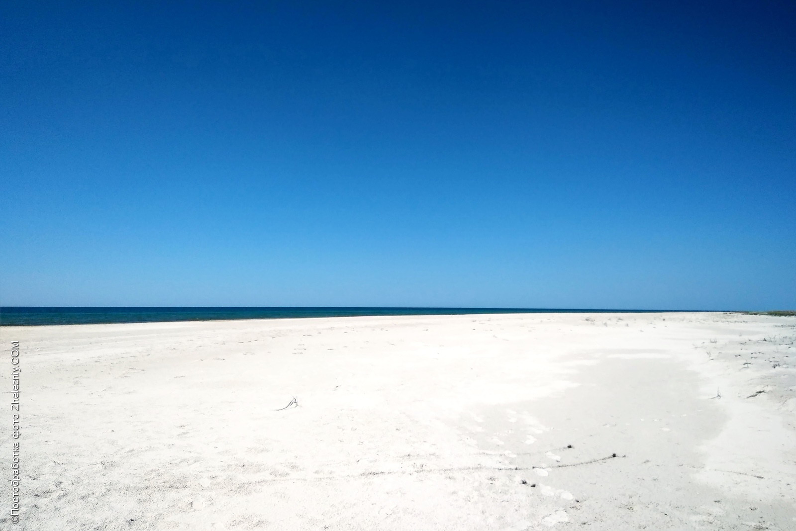 Белоснежный пляж на острове Джарылгач